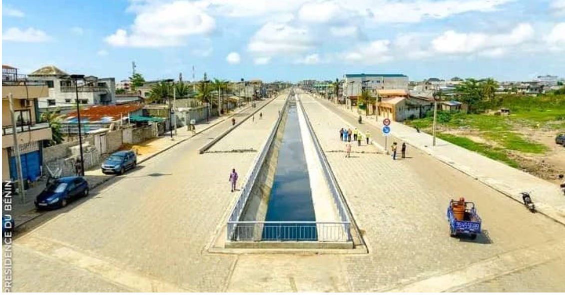 Route bitumée moderne au Bénin