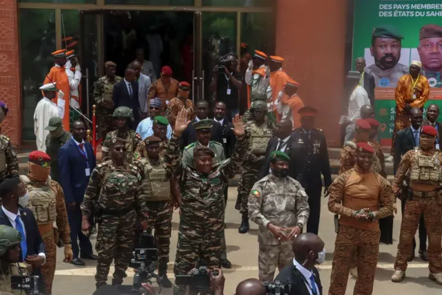 Le général Abdourahamane Tiani (Niger), Assimi Goïta (Mali) et Ibrahim Traoré (Burkina Faso) lors du sommet de la Confédération des États du Sahel à Niamey en juillet 2024.