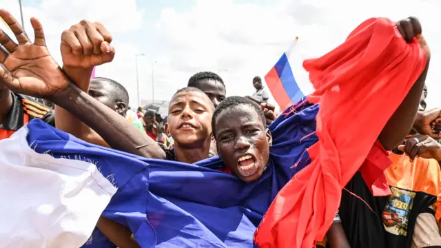 Manifestation pro-russe à Niamey au Niger, avec un homme agitant un drapeau russe