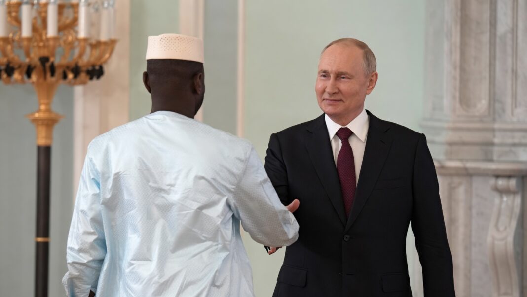 Le président russe Vladimir Poutine et le président malien Assimi Goita