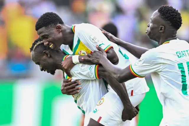 Le milieu de terrain sénégalais Lamine Camara célèbre avec ses coéquipiers après avoir inscrit le troisième but de son équipe lors du match de football du groupe C de la Coupe d'Afrique des Nations (CAN) 2024 opposant le Sénégal à la Gambie au Stade Charles Konan Banny de Yamoussoukro le 15 janvier 2024