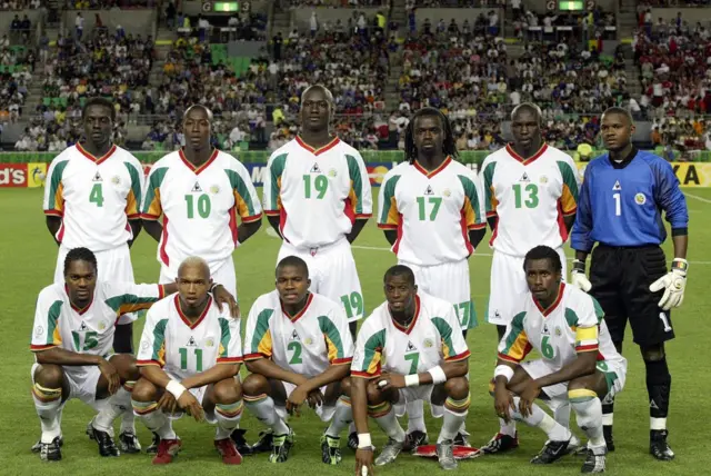 L'équipe du Sénégal pose avant le quart de finale de la Coupe du Monde de la FIFA 2002 à la Turquie au stade Nagai d'Osaka, Japon