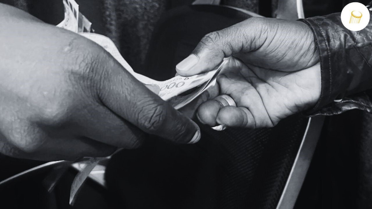 Échanges de billets de banque à Bamako, symbole des enjeux de corruption au Mali
