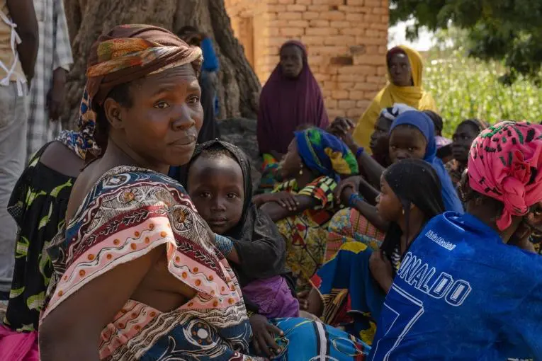 Une femme et son enfant déplacés par le conflit dans le centre du Mali