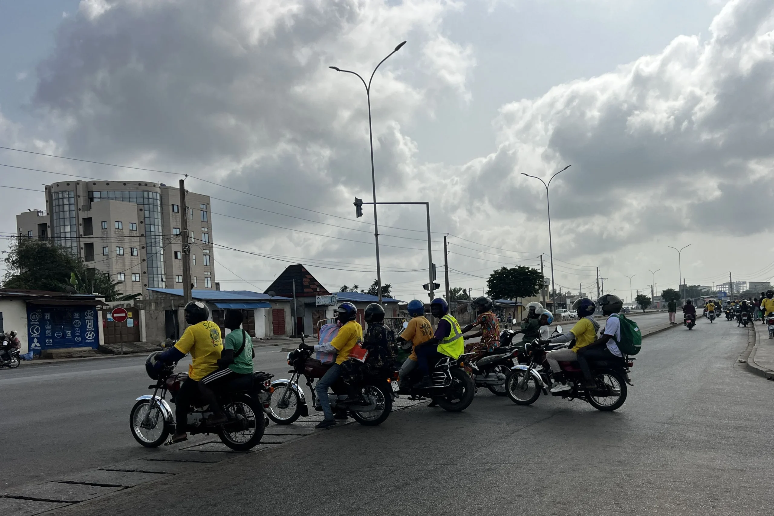 Motos-taxis et circulation tendue à Cotonou après des rumeurs de coup d'État