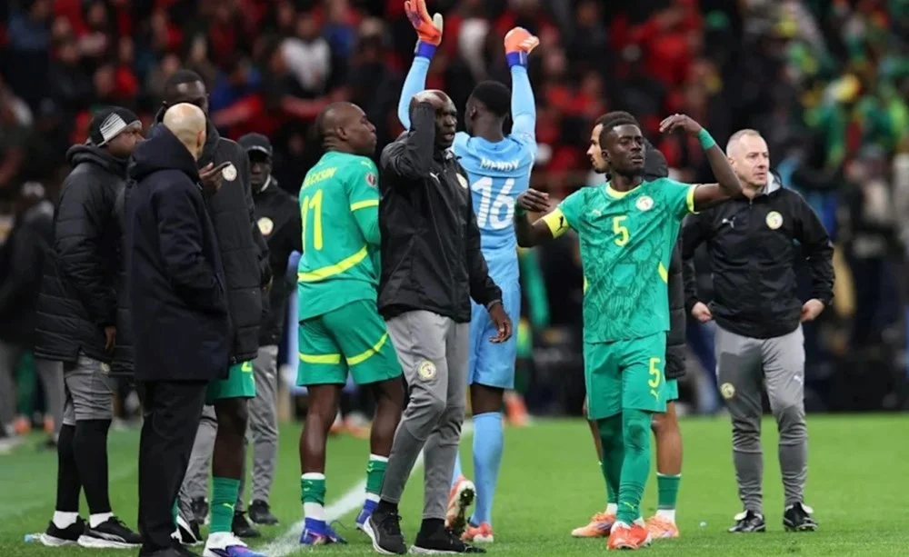 Le trophée de la CAN 2025 retiré au Sénégal, illustrant la crise dans le football africain
