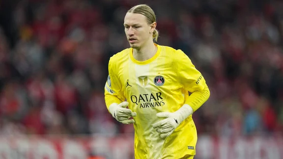 Matvey Safonov, gardien russe du PSG, en action