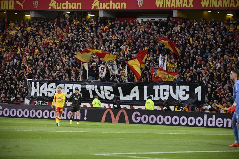 Banderole déployée par les supporters du RC Lens lors du match contre le PSG