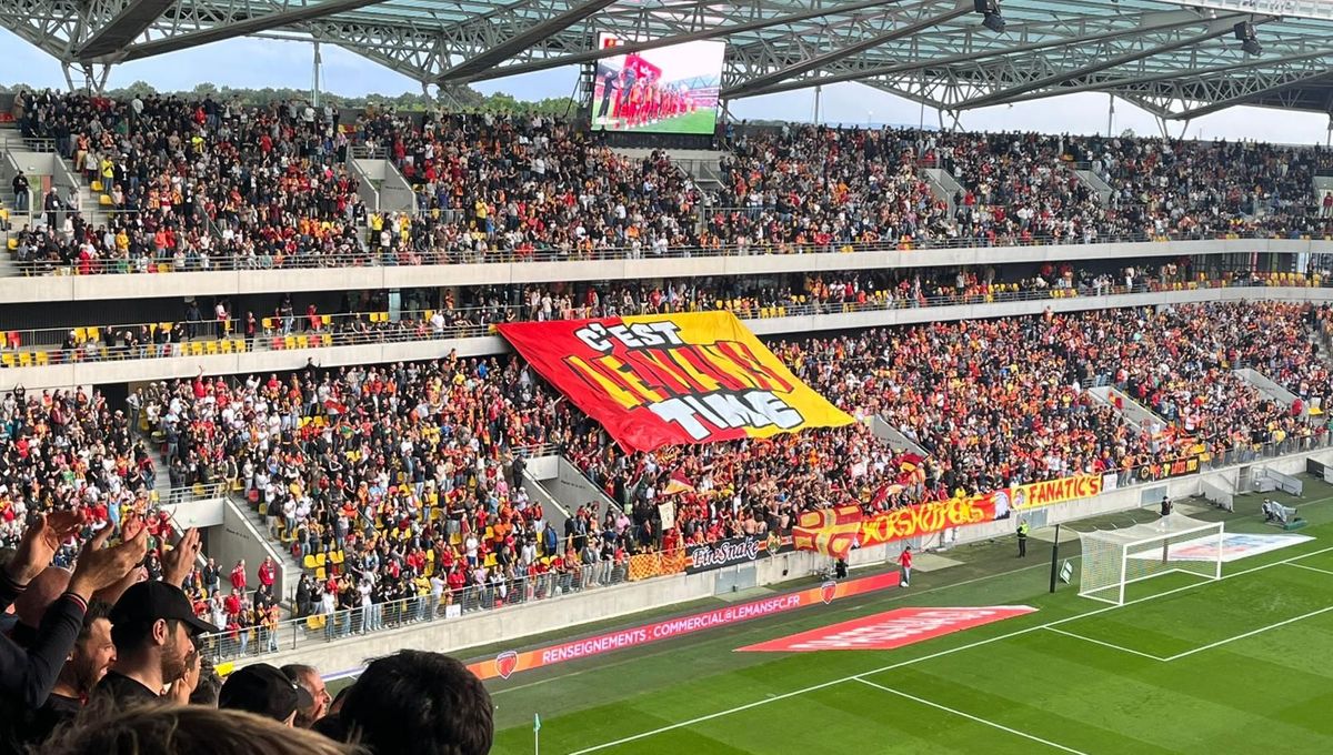 supporters du Mans FC célébrant leur promotion en Ligue 1