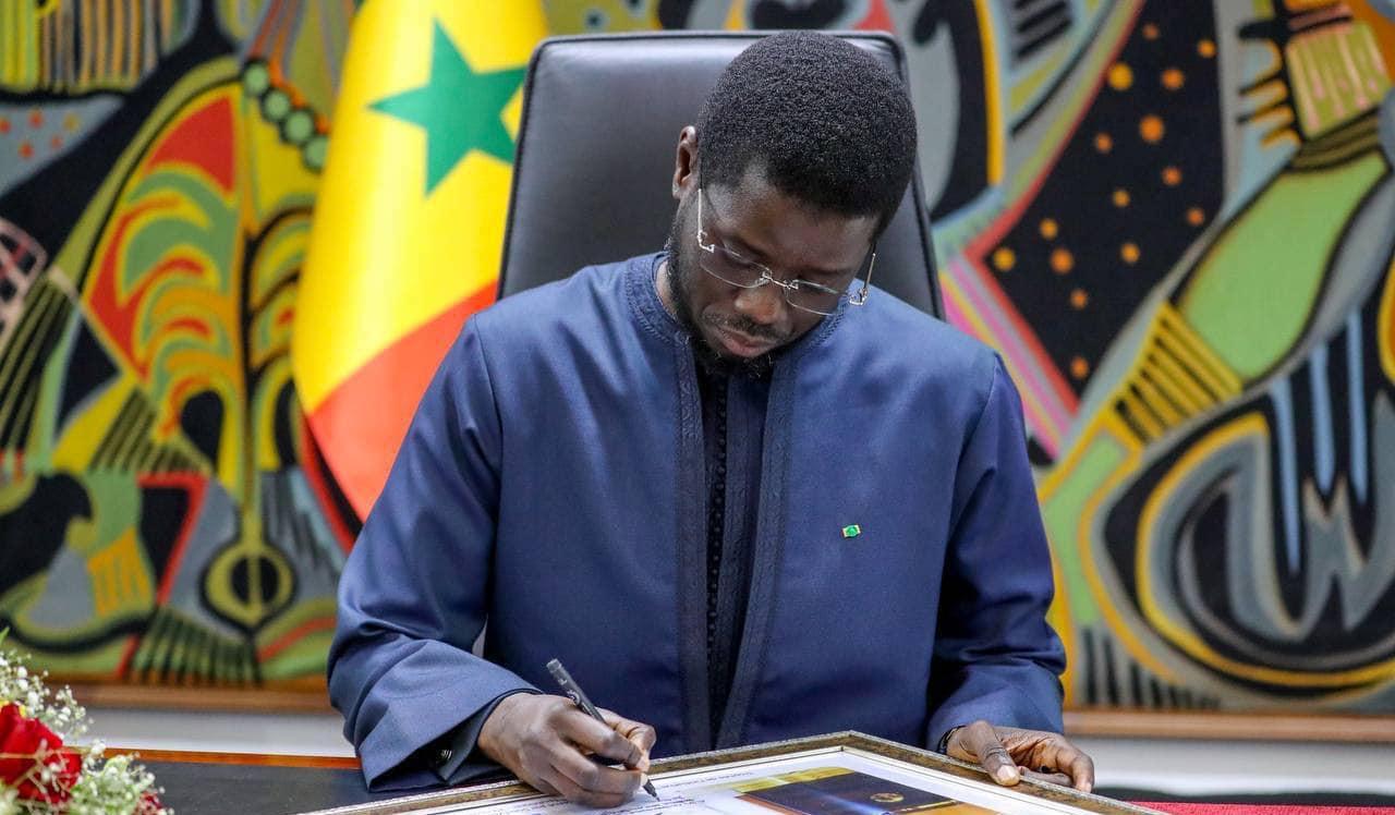 Bassirou Diomaye Faye signant un document officiel