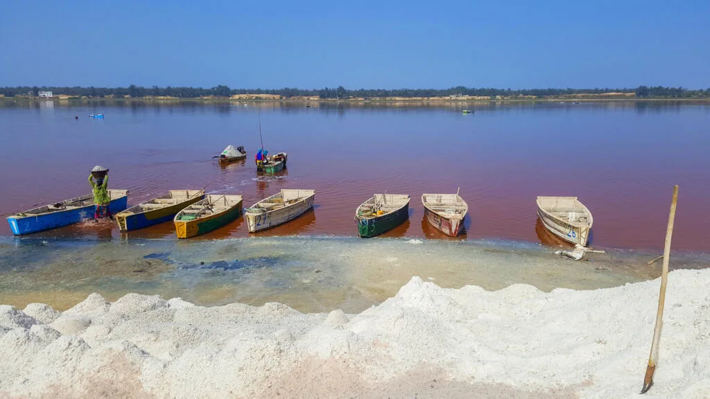 Paysage du Lac Rose au Sénégal avec des dunes de sable