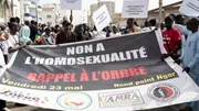 Manifestants sénégalais brandissant une pancarte 'non à l’homosexualité' lors d’une manifestation à Dakar