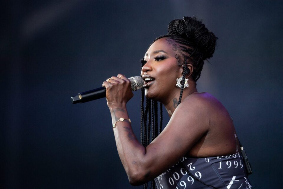 Aya Nakamura lors d'un concert au Stade de France, un événement clé de la soirée parisienne du 30 mai