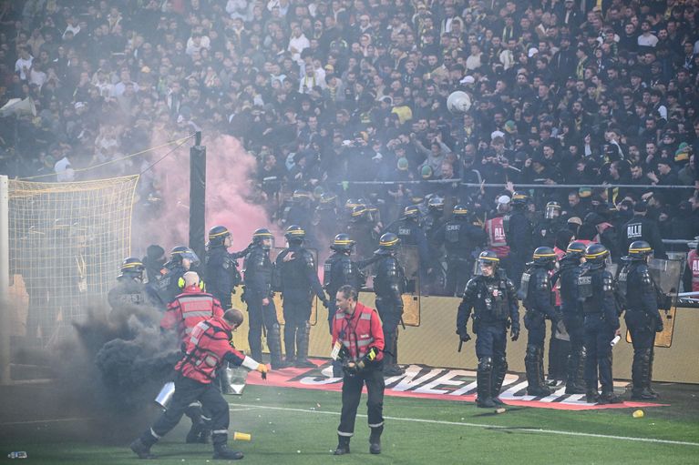 Des supporters nantais regagnent leur tribune sous la surveillance des CRS, malgré quelques échauffourées