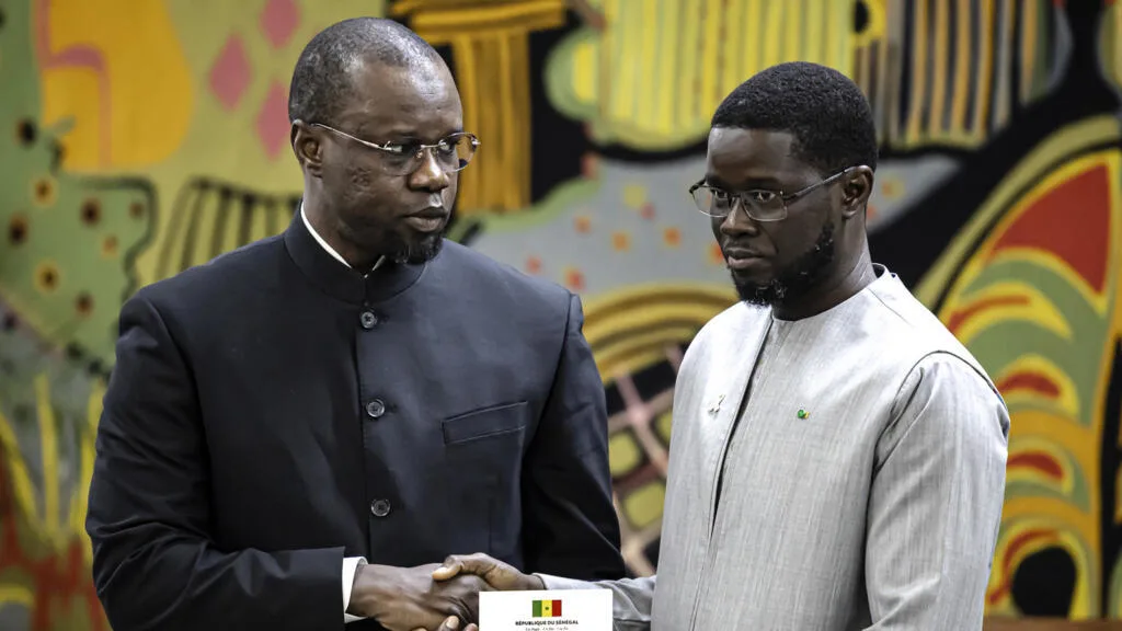 Le président sénégalais Bassirou Diomaye Faye et le Premier ministre Ousmane Sonko lors d'une réunion officielle