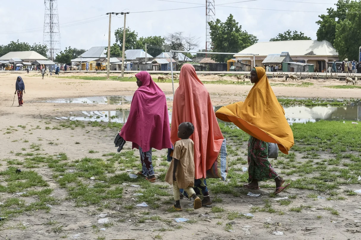 Des habitants et familles des victimes après une attaque présumée de Boko Haram à Babban Gide, au Nigeria. Plusieurs dizaines de personnes ont péri et des enfants sont portés disparus lors d'une attaque perpétrée dans l'État de Yobe, dans le nord-est du pays.