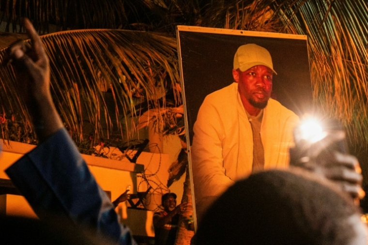 Partisans d'Ousmane Sonko brandissant son portrait devant son domicile