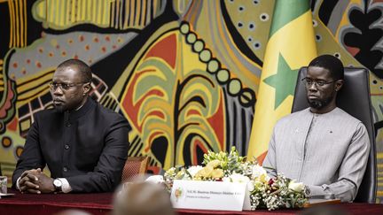 Ousmane Sonko (à gauche) et Bassirou Diomaye Faye (à droite) lors d'une cérémonie au palais présidentiel de Dakar le 16 octobre 2025