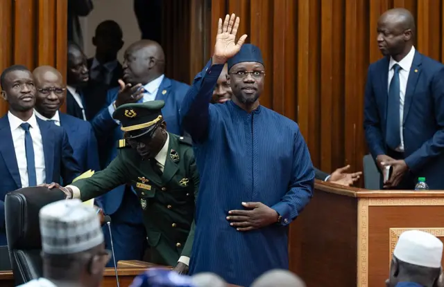 Ousmane Sonko saluant la foule lors d’un discours à Dakar