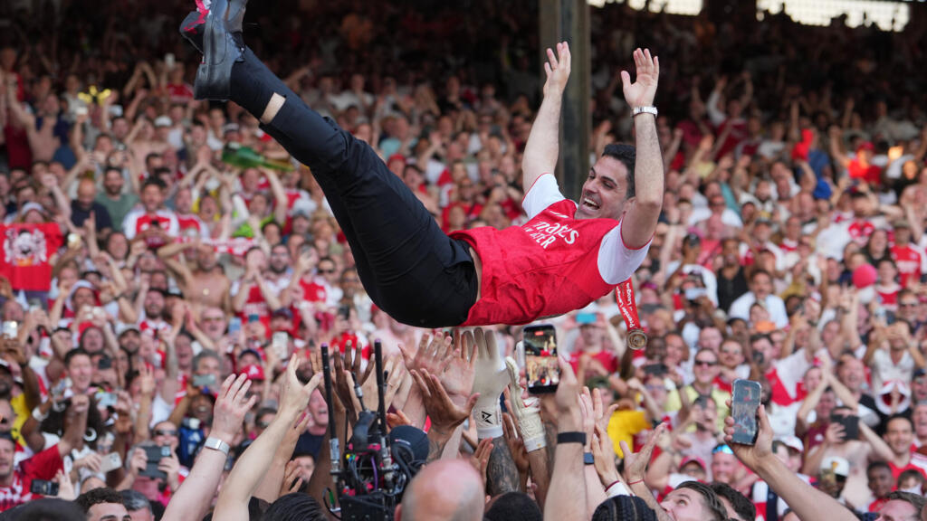 L'entraîneur d'Arsenal, Mikel Arteta, est porté en triomphe par les joueurs après leur victoire en Premier League à Londres en mai 2026