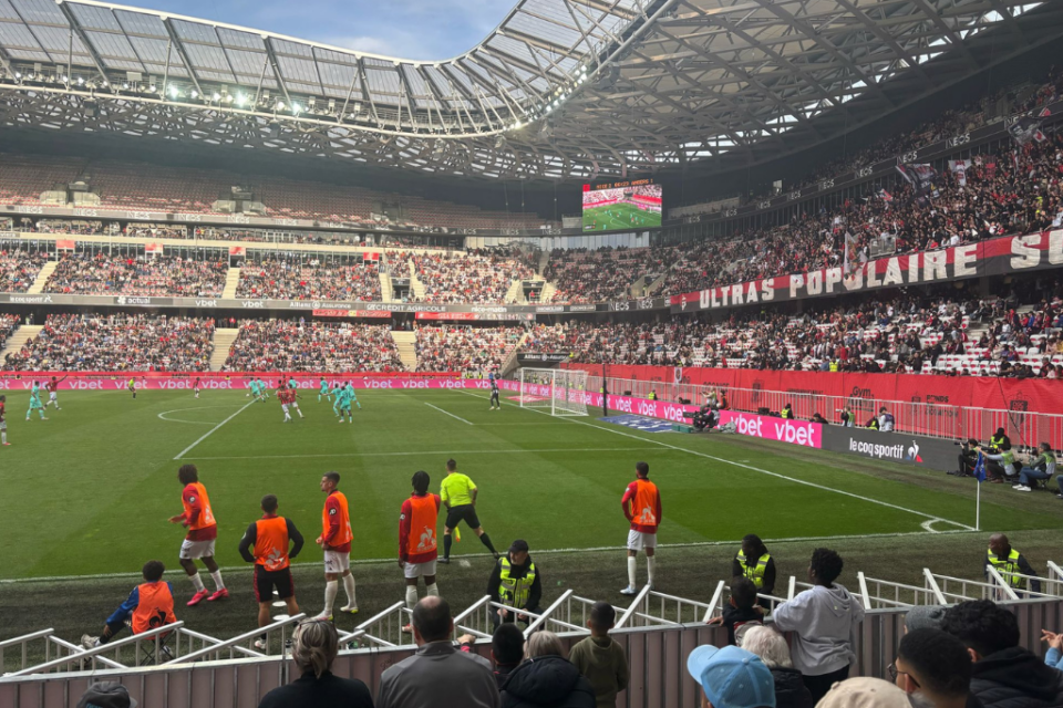 L'Allianz Riviera, antre de l'OGC Nice, prête à accueillir la rencontre décisive contre Saint-Étienne.
