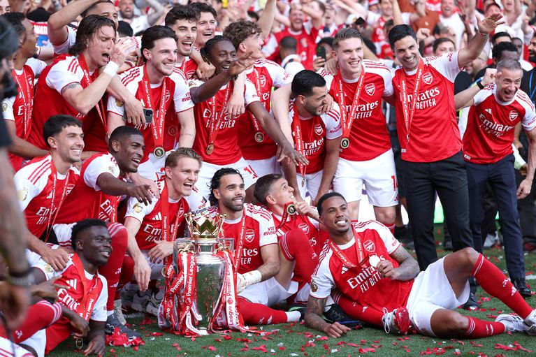 L'équipe d'Arsenal célèbre son titre de champion d'Angleterre après 22 ans d'attente.