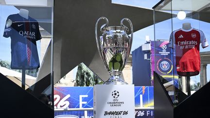 Le trophée de la ligue des champions exposé à budapest en 2026