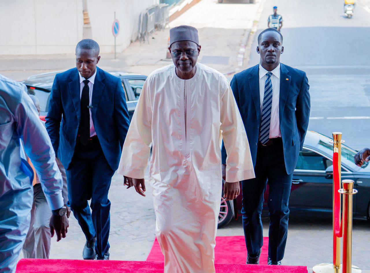 Ousmane Sonko et Ahmadou Al Aminou Lo lors de l'échange protocolaires