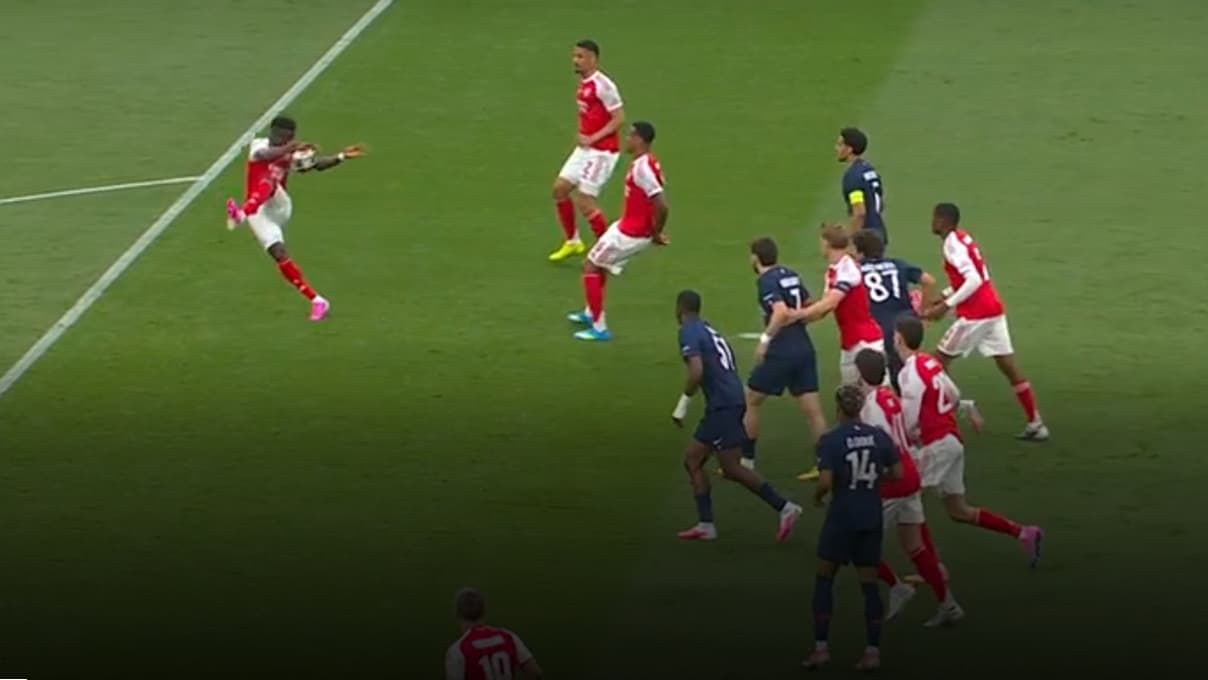 Bukayo Saka lors de l'action controversée action litigieuse de Bukayo Saka en finale de Ligue des champions entre PSG et Arsenal