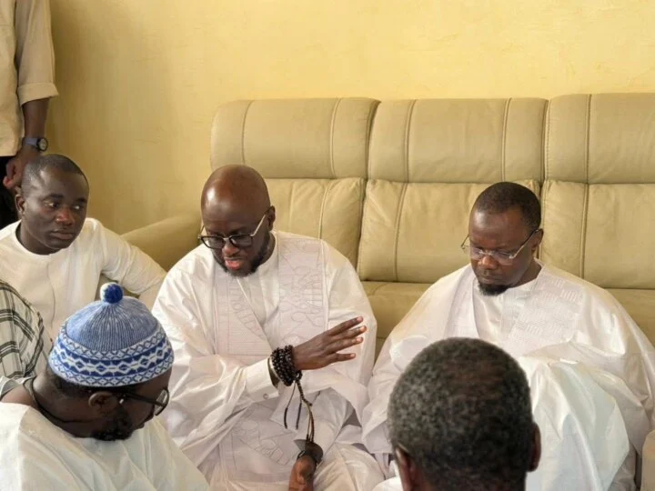 Quand Ousmane Sonko laisse parler son cœur à Touba Touba : Le dernier adieu de Ousmane Sonko à « son père », Serigne Cheikh Saliou Mbacké (photos)