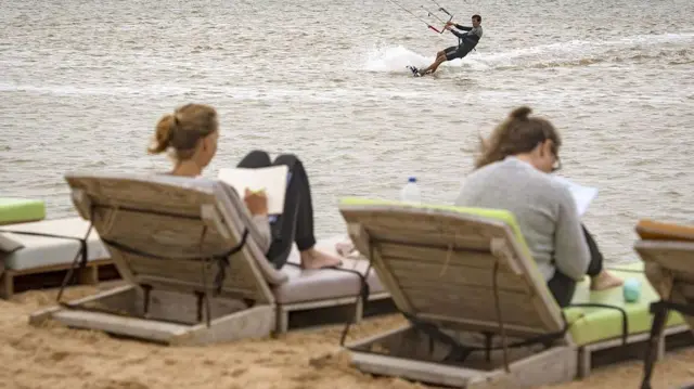 Vacanciers profitant du soleil au bord de l'océan Atlantique au Sahara occidental