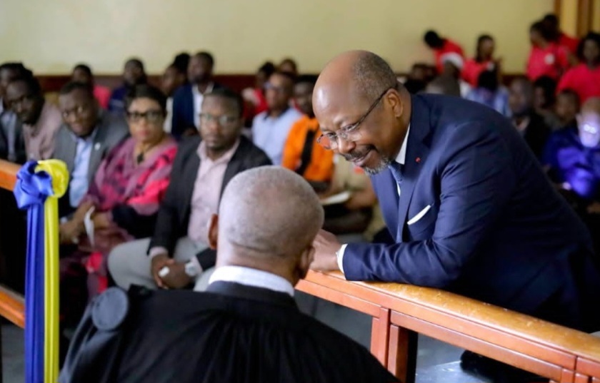 Bilie By Nze et son avocat lors d'une audience