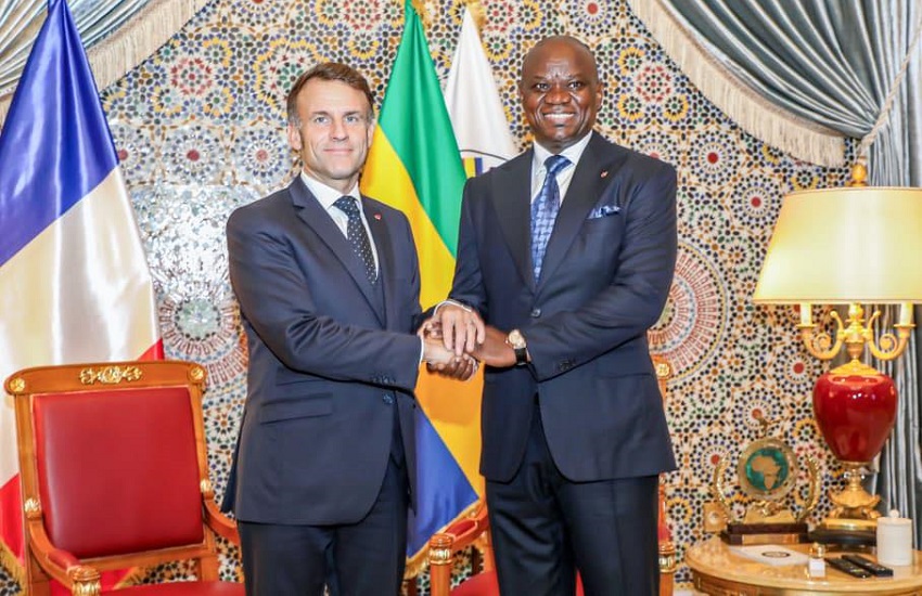 Emmanuel Macron et Brice Clotaire Oligui Nguema lors d'une rencontre diplomatique