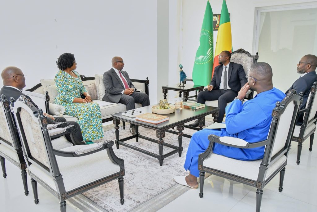 Ousmane Sonko et Jean-Michel Sama Lukonde Kyenge lors de leur rencontre à la 85ᵉ session de l'UPA