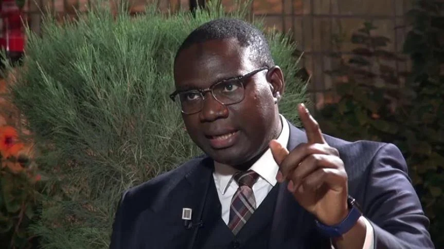 Portrait de Moussa Balla Fofana en costume ministériel