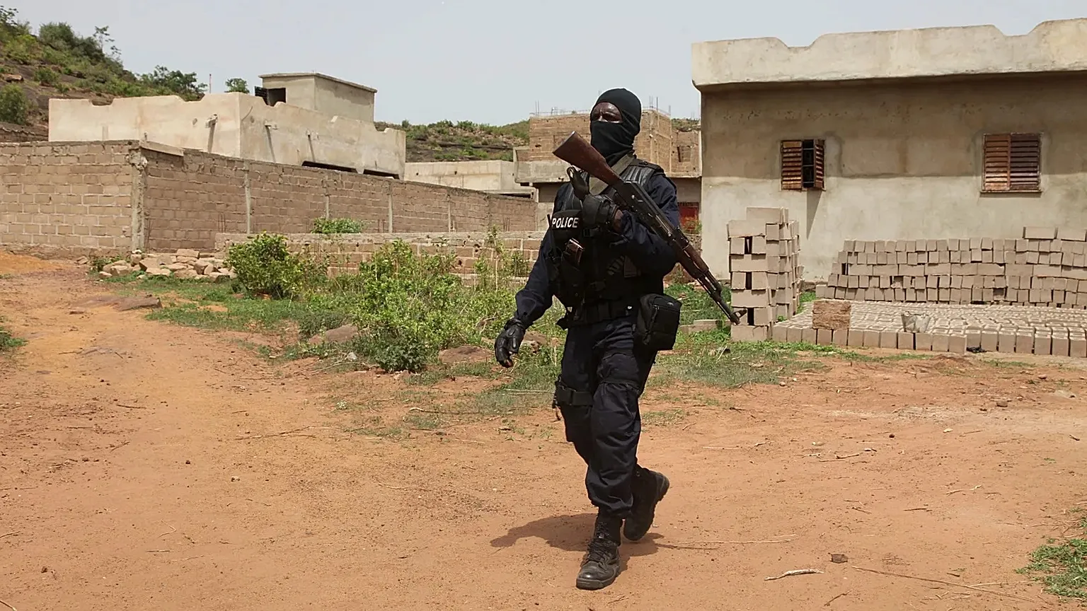 Un policier malien en patrouille devant le Campement Kangaba, un site touristique situé aux abords de Bamako