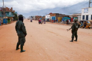 Des soldats rebelles du groupe M23 patrouillent dans les rues de la ville de Uvira, Republique Democratique du Congo le 12 decembre 2025, région des Grands Lacs