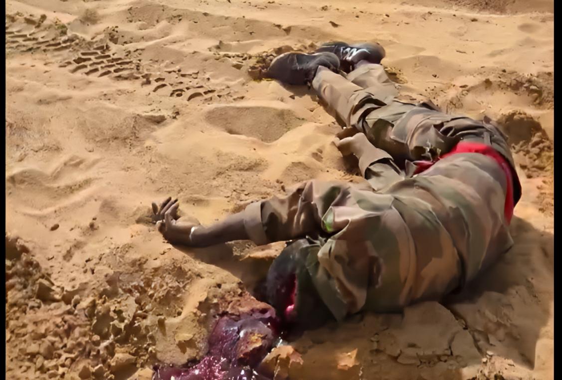 Véhicules militaires endommagés après l’embuscade de Tabrichat au nord-Mali