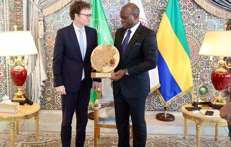 Le président gabonais Brice Clotaire Oligui Nguema et l'ambassadeur britannique Simon Day lors d'une audience