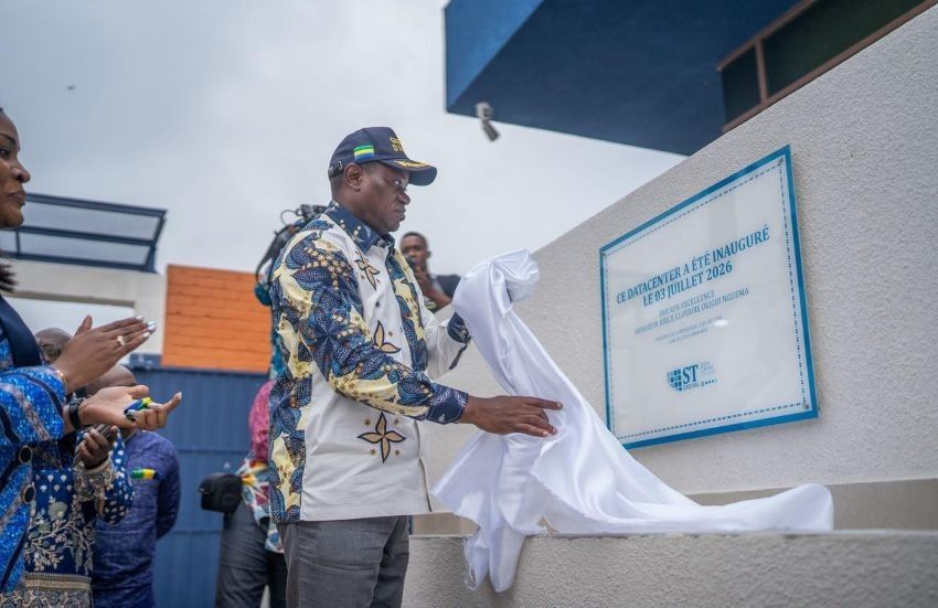 Le président du Gabon coupant le ruban lors de l'inauguration du Data Center à Nkok
