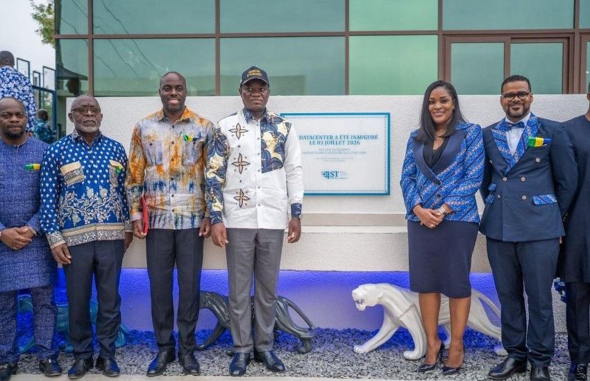 Photo des responsables gabonais et de l'équipe ST Digital lors de l'inauguration