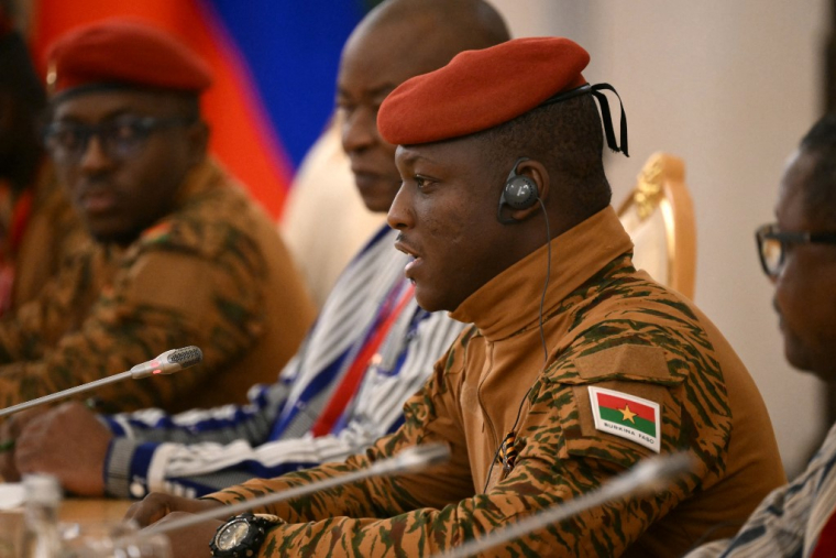 Ibrahim Traoré en réunion