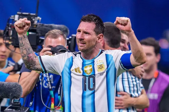 Lionel Messi, numéro 10 de l'Argentine, exulte après une victoire en huitième de finale contre l'Égypte à Atlanta