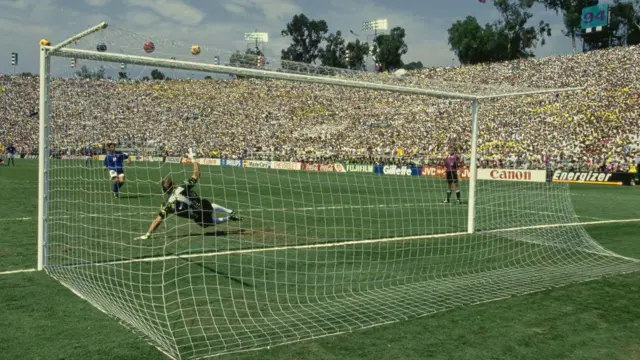 Roberto Baggio rate son penalty en finale de la Coupe du monde 1994, offrant la victoire au Brésil