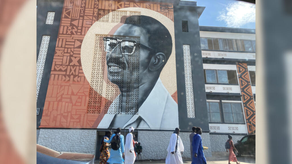 Une fresque murale représentant Cheikh Anta Diop, symbole de la pensée africaine moderne, à l'entrée du campus de l'université Cheikh Anta Diop de Dakar.