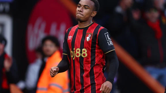 Eli Junior Kroupi, attaquant en discussion avec des clubs européens