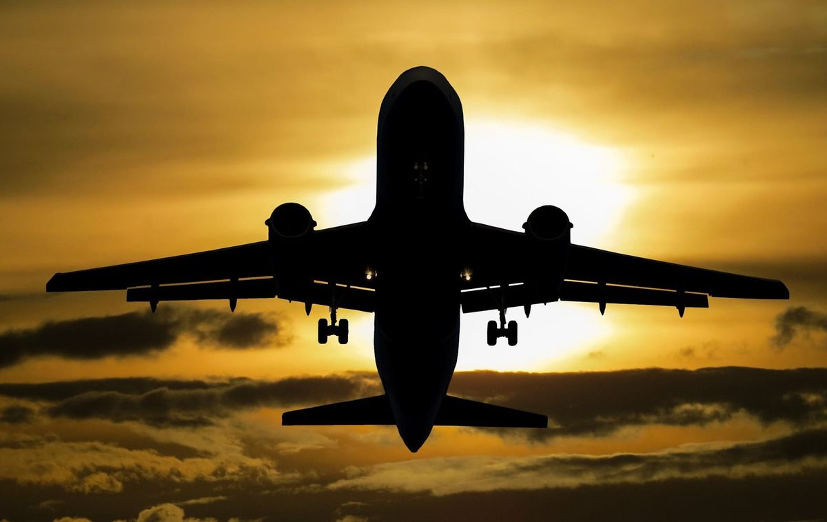 Avion en vol symbolisant la future ligne aérienne entre N'Djamena et Benghazi