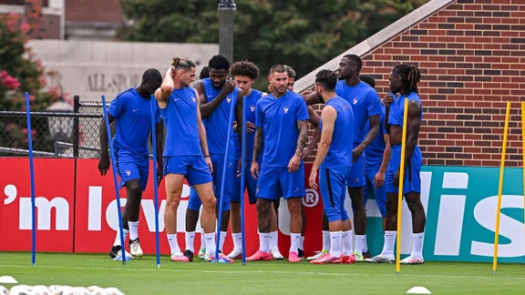 Lucas Digne en tenue de l'équipe de France