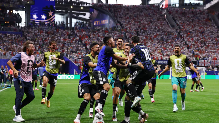 Joueurs argentins célébrant un but marqué en fin de match contre l'Angleterre.