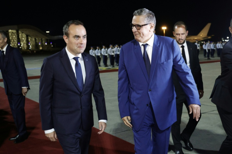 Sébastien Lecornu accueilli par Aziz Akhannouch à l'aéroport de Rabat-Salé